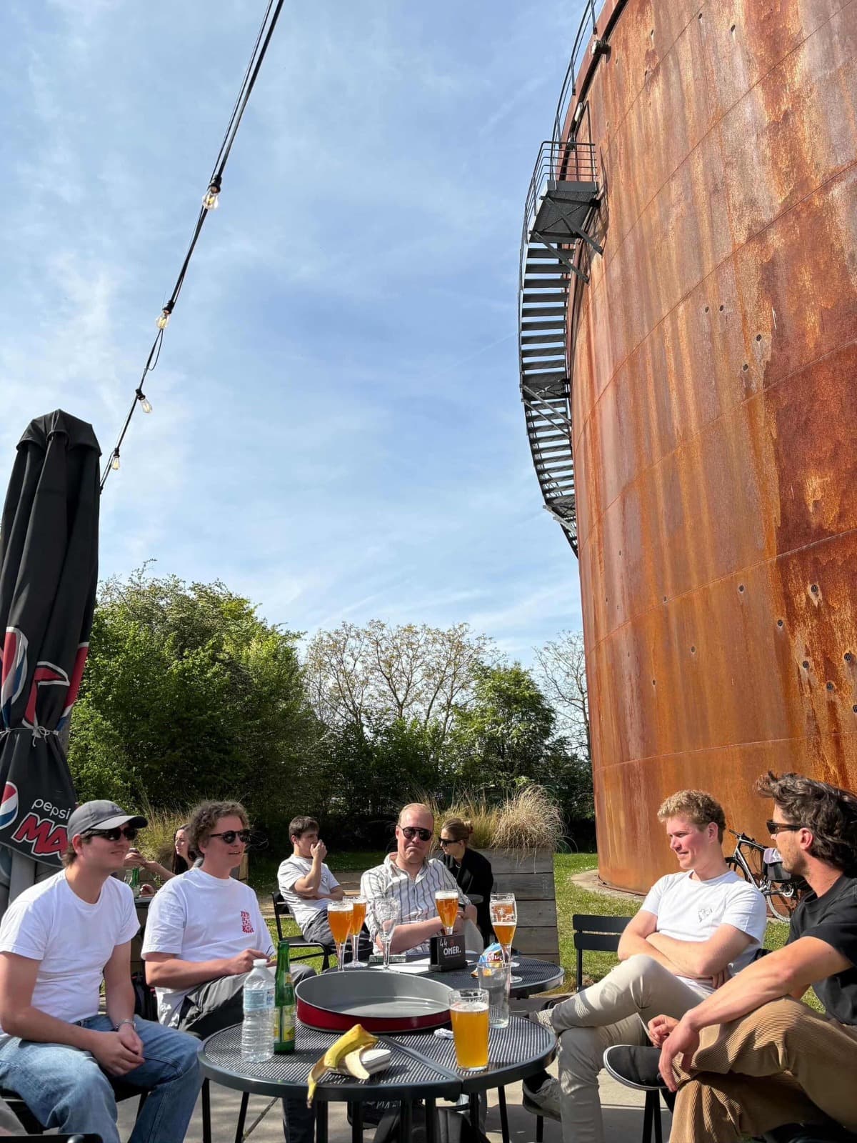 Volg de duikers vanuit de bar